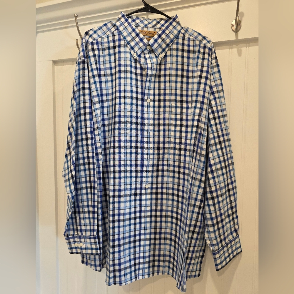 Roundtree & Yorke Blue and White Casual Button Down Shirt